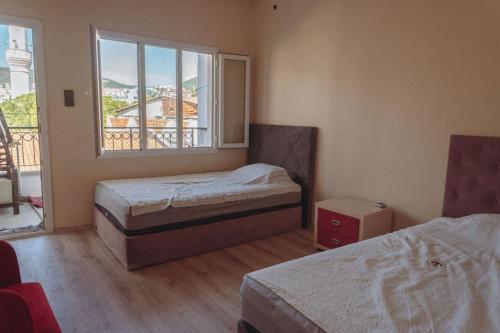 En eller flere senge i et værelse på Kuşadası şehir merkezinde rahat bir müstakil daire