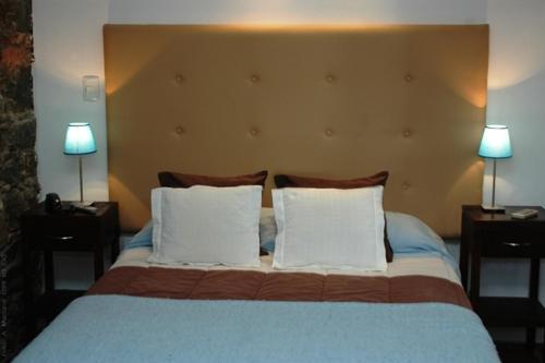 En eller flere senger på et rom på Hotel La Mision