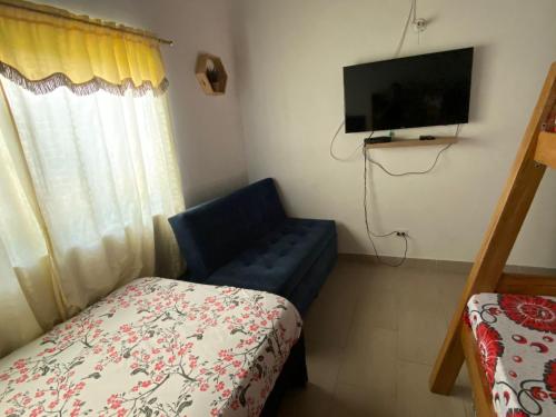 Televisyen dan/atau pusat hiburan di AMPLIO APARTAMENTO AMOBLADO SECTOR LAURELES-ESTADIO Paris