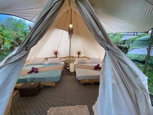Zimmer mit 3 Betten in einem Zelt in der Unterkunft Sailor's Rest in Janda Baik