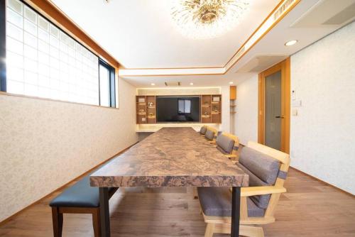 a large conference room with a long table and chairs at la3 hotel 新宿三階建て一軒家（屋内エレベーター付き) in Tokyo
