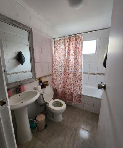 y baño con aseo, lavabo y ducha. en Casa en condominio cerca de la playa El Quisco Norte en El Quisco