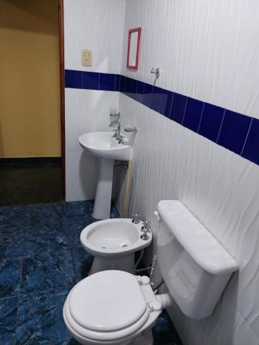 a bathroom with a toilet and a sink at Hotel y Departamentos Arroyos in Perico