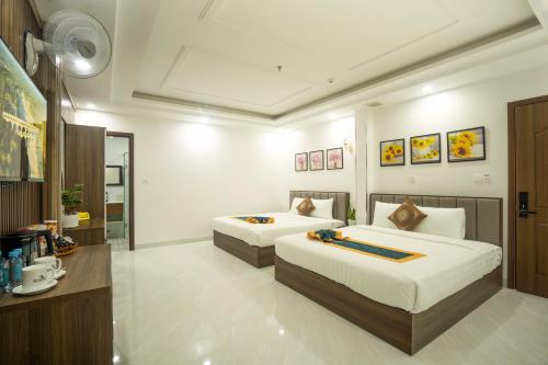 a bedroom with two beds in a room at BinBin Phúc Dalat Hotel in Da Lat