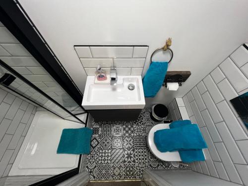 a small bathroom with a sink and a toilet at The Farthings, Romsey Apartment in Romsey