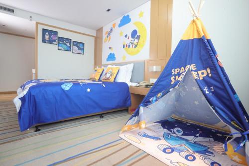 a bedroom with a bed with a tent in it at Holiday Inn Express - Ya'an City Center by IHG in Ya'an