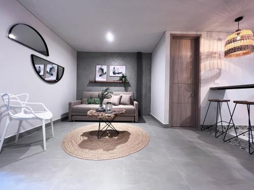 ein Wohnzimmer mit einem Sofa und einem Tisch in der Unterkunft Parallelo Loft Salento P1 in Salento