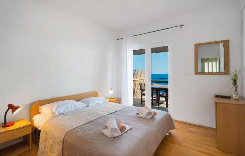 1 dormitorio con cama y vistas al océano en 1 Bedroom Stunning Apartment In Milna, en Milna