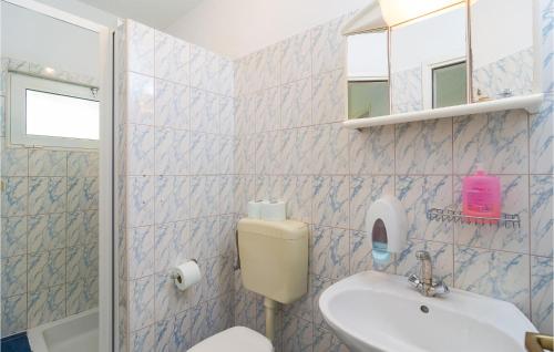 y baño con aseo y lavamanos. en 1 Bedroom Stunning Apartment In Milna, en Milna