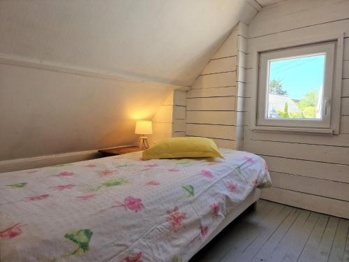 une chambre avec un lit et une fenêtre dans l'établissement Holiday Home in Locquirec near Sandy Beaches, à Locquirec
