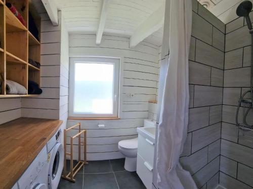 une salle de bain avec toilettes et fenêtre dans l'établissement Holiday Home in Locquirec near Sandy Beaches, à Locquirec