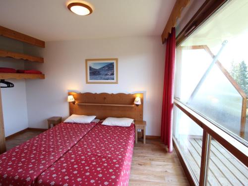 sypialnia z łóżkiem i dużym oknem w obiekcie Appartement Chamrousse, 3 pièces, 6 personnes - FR-1-549-127 w mieście Chamrousse