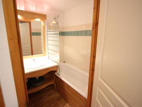 W łazience znajduje się umywalka i wanna. w obiekcie Appartement Chamrousse, 3 pièces, 6 personnes - FR-1-549-127 w mieście Chamrousse