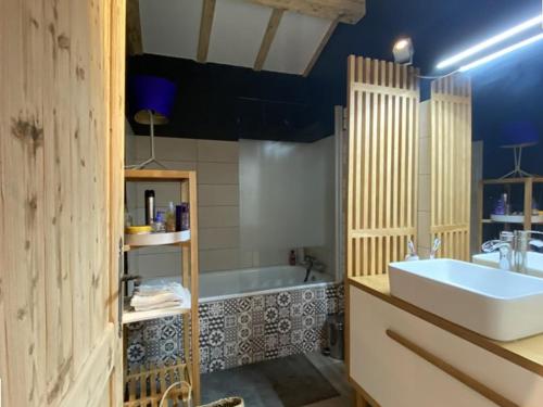 uma casa de banho com um lavatório branco e uma banheira em Chalet Crest-Voland, 6 pièces, 10 personnes - FR-1-733-70 em Crest-Voland