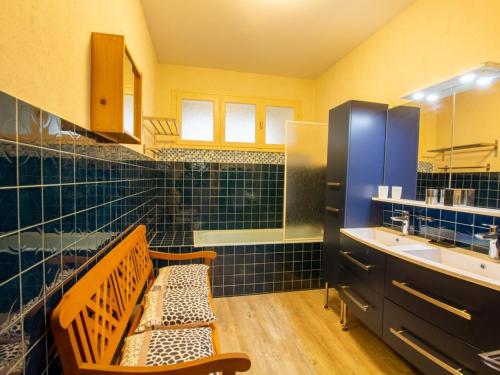 La salle de bains est pourvue d'un lavabo et d'un banc. dans l'établissement Élégant 3 pièces avec balcon, centre de Périgueux, proche cathédrale et marché - FR-1-616-326, à Périgueux