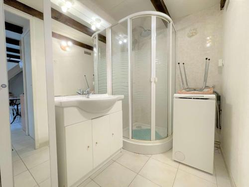 une salle de bain blanche avec une douche et un lavabo dans l'établissement Pavillon climatisé à Gruissan, proche plage, 4 couchages, parking privé - FR-1-229-865, à Gruissan