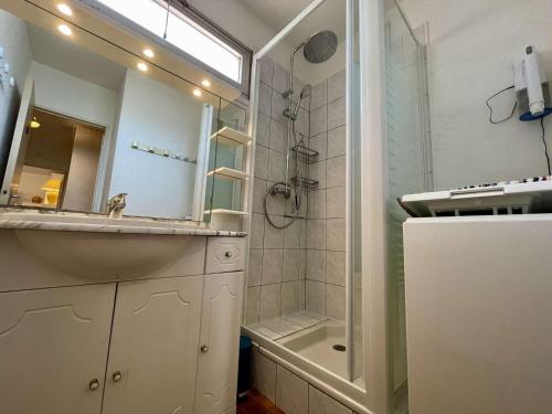 une salle de bain avec un lavabo et une douche avec un miroir dans l'établissement Appart 2 pièces, 6 couchages, parking, plage à proximité - FR-1-225D-194, à Saint-Cyprien