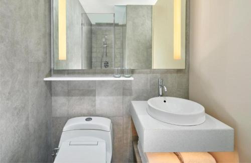 Koupelna v ubytování Four Points by Sheraton Surabaya, Pakuwon Indah