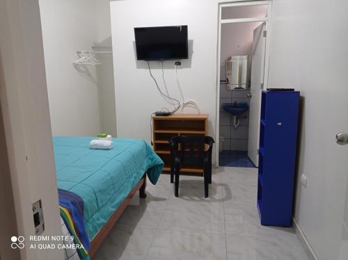 利馬的住宿－Angello，一间卧室配有一张床、一张书桌和一台电视