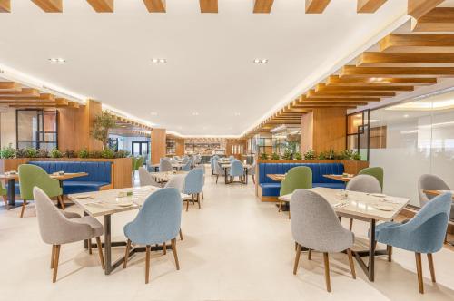 uma imagem de um restaurante com mesas e cadeiras em Holiday Inn Riyadh The Business District, an IHG Hotel em Riade