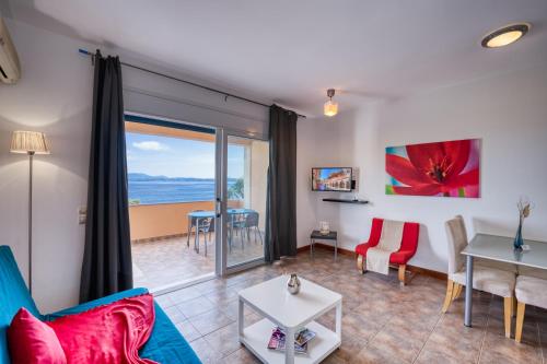 sala de estar con vistas al océano en Glyfa Corfu Apartments, en Barbati