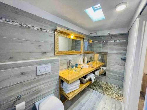 La salle de bains est pourvue d'un lavabo et d'un miroir. dans l'établissement Villa Exotic Life récente avec piscine, 2 chambres, 2 SDB, à Le Moule