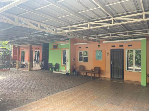 une chambre avec des tables et des chaises dans un bâtiment dans l'établissement Bu Sur Homestay, à Bogor