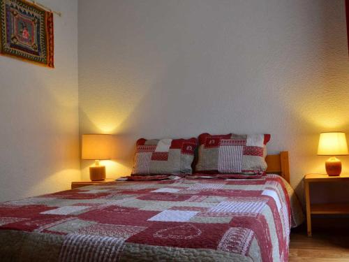 a bedroom with a bed with a red and white quilt at Charmant 2 pièces à Montchavin, près des pistes, pour 5 pers. - Balcons, équipements complets, parking - FR-1-329-1 in Bellentre
