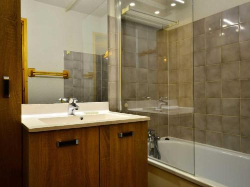 a bathroom with a sink and a shower and a tub at Charmant 2 pièces à Montchavin, près des pistes, pour 5 pers. - Balcons, équipements complets, parking - FR-1-329-1 in Bellentre