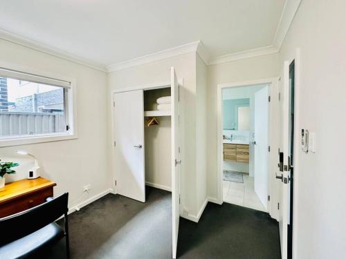 a white room with a desk and a window at 8 Beds l 4 Suites with Office l Austral3 in Austral