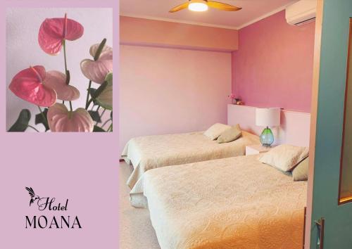 Habitación con 2 camas y una pintura de flores. en Hotel MOANA絶景オーシャンビューカフェラウンジ en Oshima