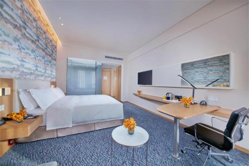 a hotel room with a bed and a desk at Holiday Inn Express Nantong Textile City by IHG in Tongzhou