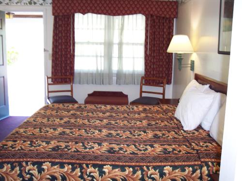 Katil atau katil-katil dalam bilik di Shore Hills Motel
