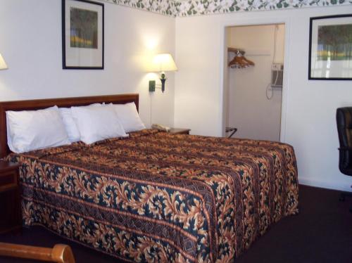a hotel room with a bed in a room at Shore Hills Motel in Manasquan