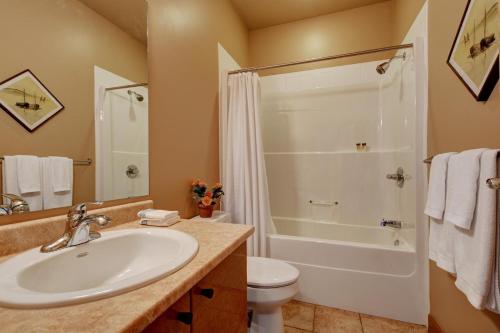 La salle de bains est pourvue d'un lavabo, d'une douche et de toilettes. dans l'établissement Heart Of Downtown Victoria, à Victoria