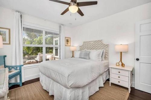 Ένα ή περισσότερα κρεβάτια σε δωμάτιο στο The Penn House + Guest House & Saltwater Pool Flam