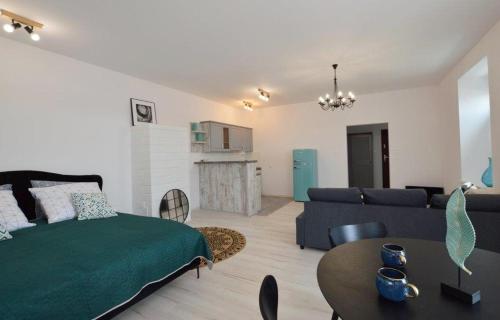 1 dormitorio y sala de estar con 1 cama y 1 sofá en Apartament nad Wisłą, en Płock