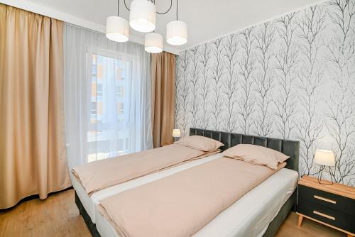1 dormitorio con cama y ventana grande en Apartment 93B, en Nowa Sól