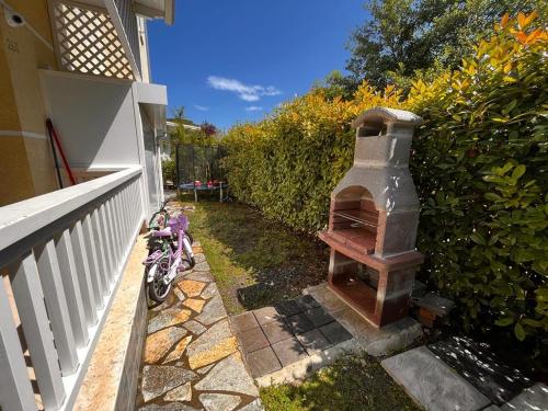 um forno de tijolos sentado ao lado de uma cerca em Vila Shera - II em Mullini i Danit