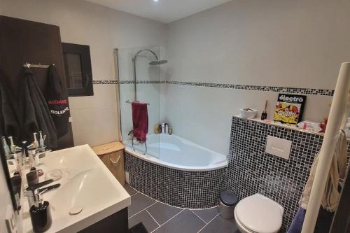 une salle de bain avec une baignoire, des toilettes et un lavabo dans l'établissement Appartement terrasse et vue mer, à Grosseto-Prugna