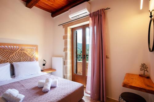 Un pat sau paturi într-o cameră la Kotinos Luxury Villa