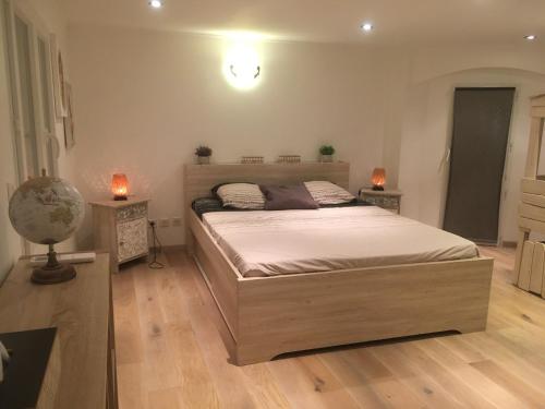 Ένα ή περισσότερα κρεβάτια σε δωμάτιο στο Loft d'exception 350m2 spacieux et lumineux avec piscine à 15 min de la mer