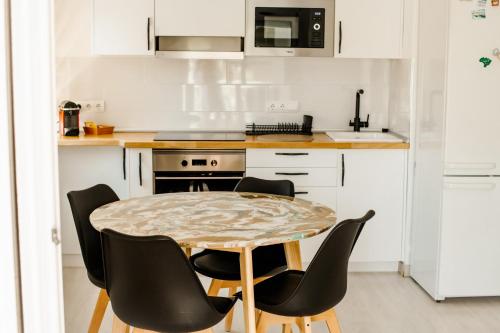 una pequeña cocina con mesa y sillas en Dalex, en Salou