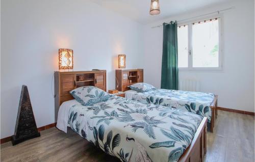 1 dormitorio con 2 camas y ventana en Beautiful Home In Lamastre With Kitchenette, en Lamastre