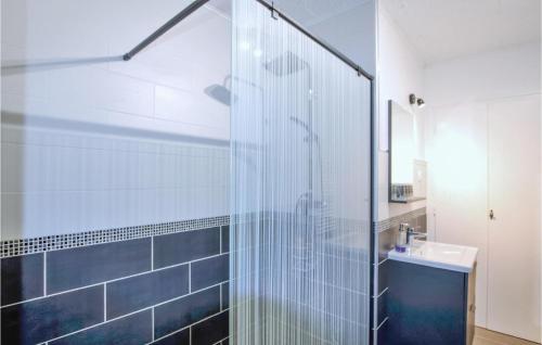 y baño con ducha acristalada y lavamanos. en Beautiful Home In Lamastre With Kitchenette, en Lamastre