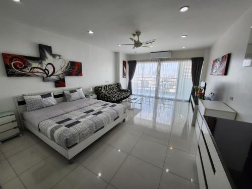 a bedroom with a bed and a living room at Condo Express View Talay 6 in Pattaya Central