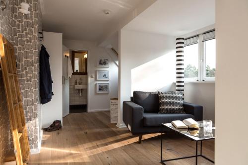 a living room with a couch and a table at Das Kubatzki in Sankt Peter-Ording