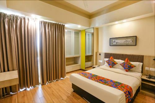 ein Hotelzimmer mit einem Bett und einem Fenster in der Unterkunft FabHotel Sapphire 83 in Gurgaon