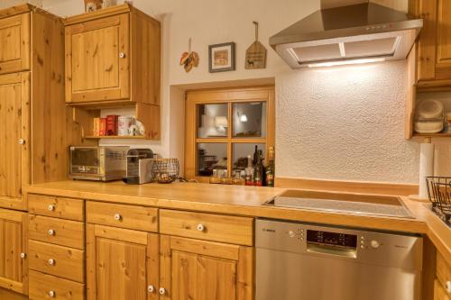 Una cocina o cocineta en Waldhäuschen ADAM - Charmantes Refugium zum Abschalten