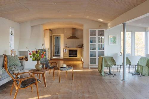 ein Wohnzimmer mit einem Tisch und Stühlen in der Unterkunft Spectacular lake plot, Stockholm archipelago in Dalarö